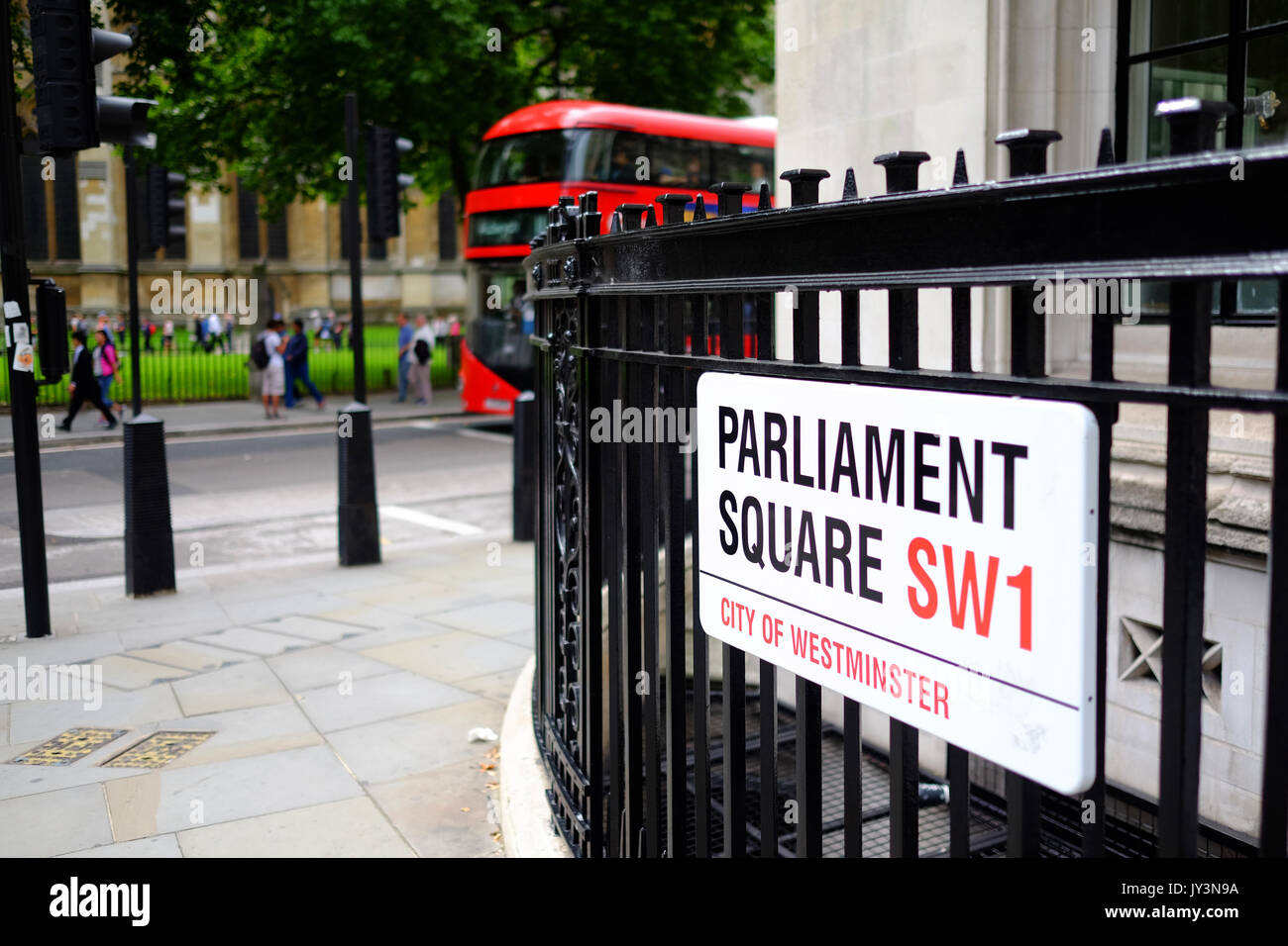 Straßenschild für Parliament Square, London, SW1 mit einem roten Bus im Hintergrund Stockfoto