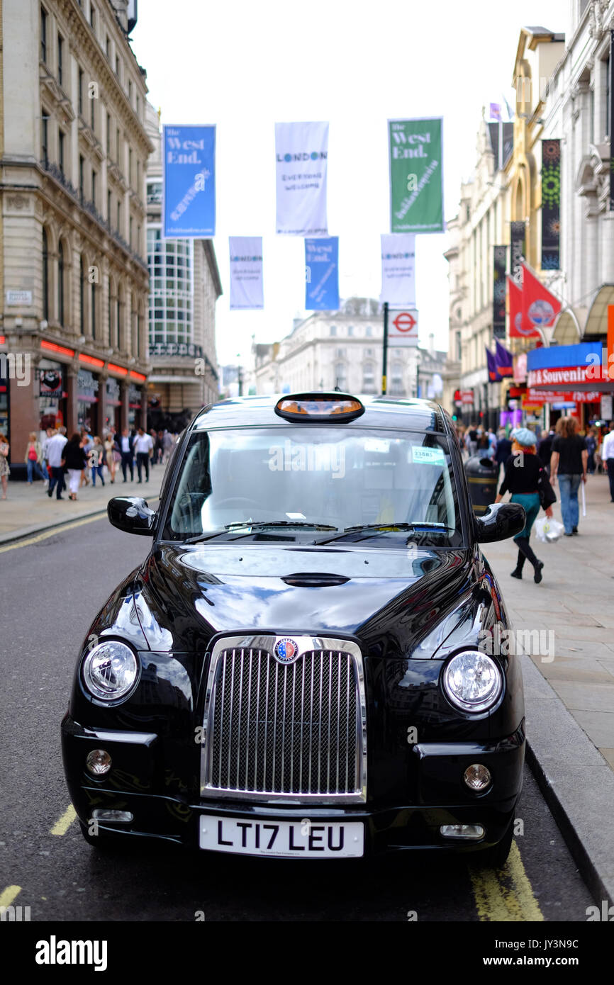 Eine von Londons berühmten schwarzen Taxis in der Nähe von Piccadilly Circus Stockfoto