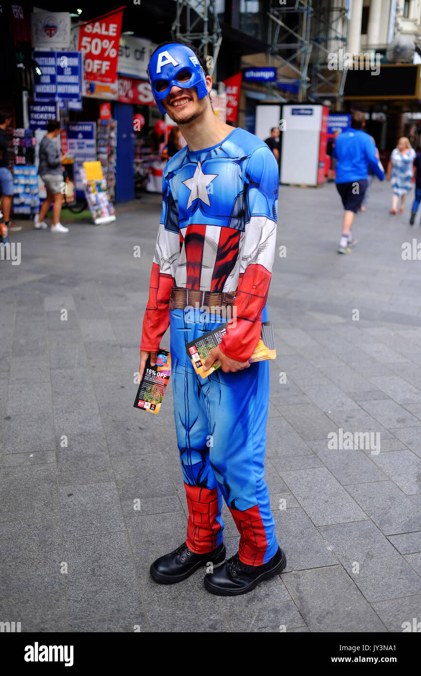 Ein lächelnder Mann gekleidet, wie Captain America, die Gutscheine zu Planet Hollywood in Leicester Square im Londoner West End. Stockfoto