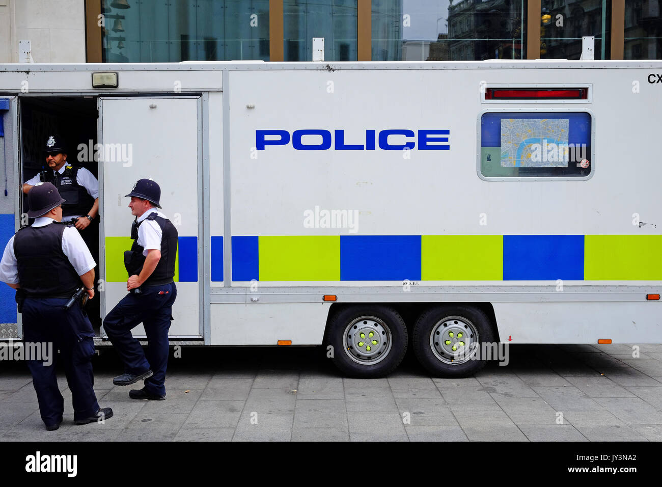 Eine mobile Metroploitan Polizeistation in Leicester Square, London Stockfoto