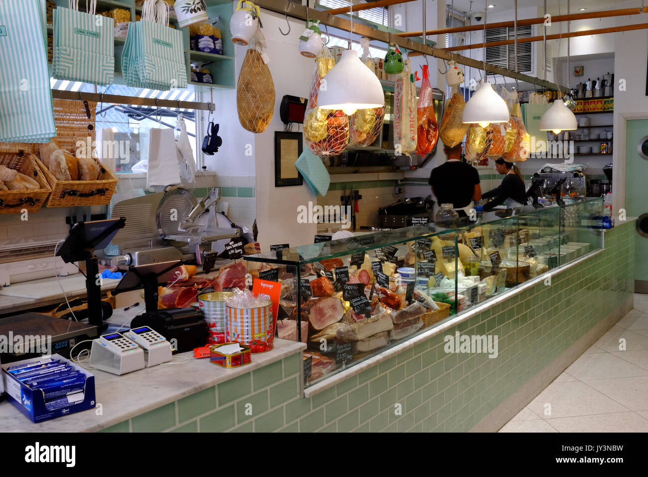 Die lange Theke an Lina Stores Ltd, einem italienischen Delicatessan im Brauer Straße in Londons Soho Stockfoto