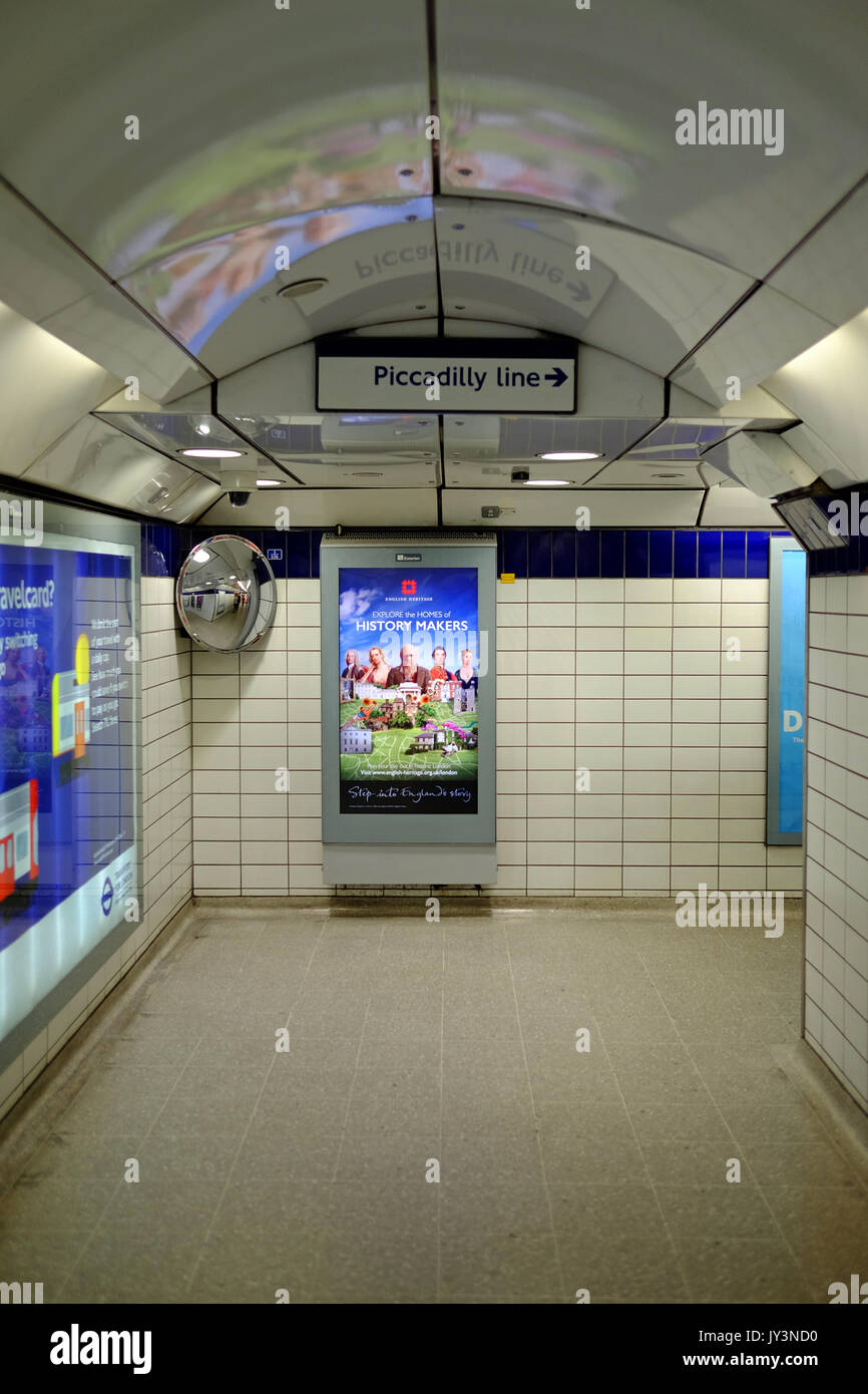 Der Tunnel führt zu einem der Züge in Leicester Square U-Bahnstation Stockfoto