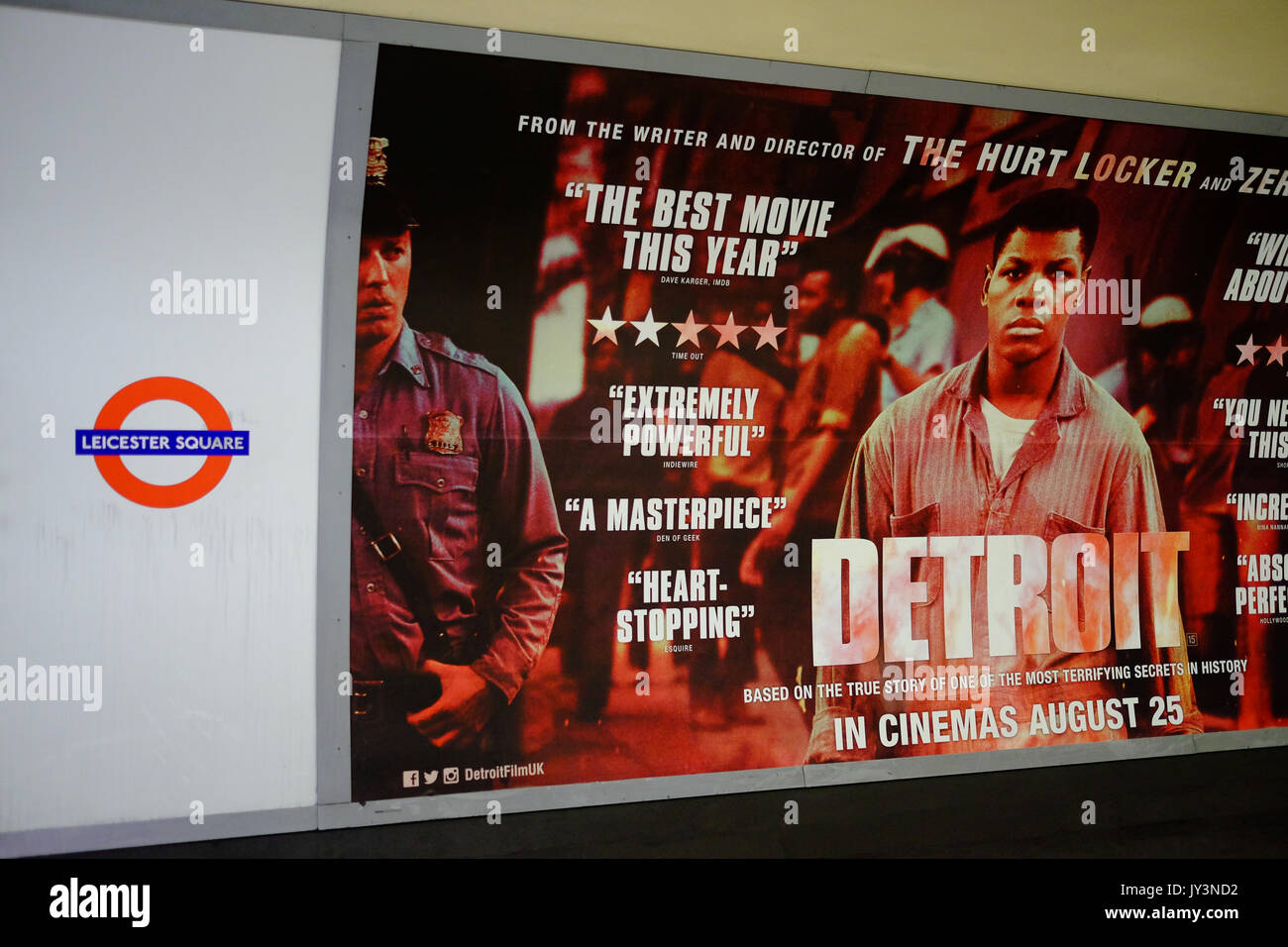 Ein Filmplakat für den Film Detroit auf der Plattform der U-Bahn-Station Leicester Square im Londoner West End Stockfoto