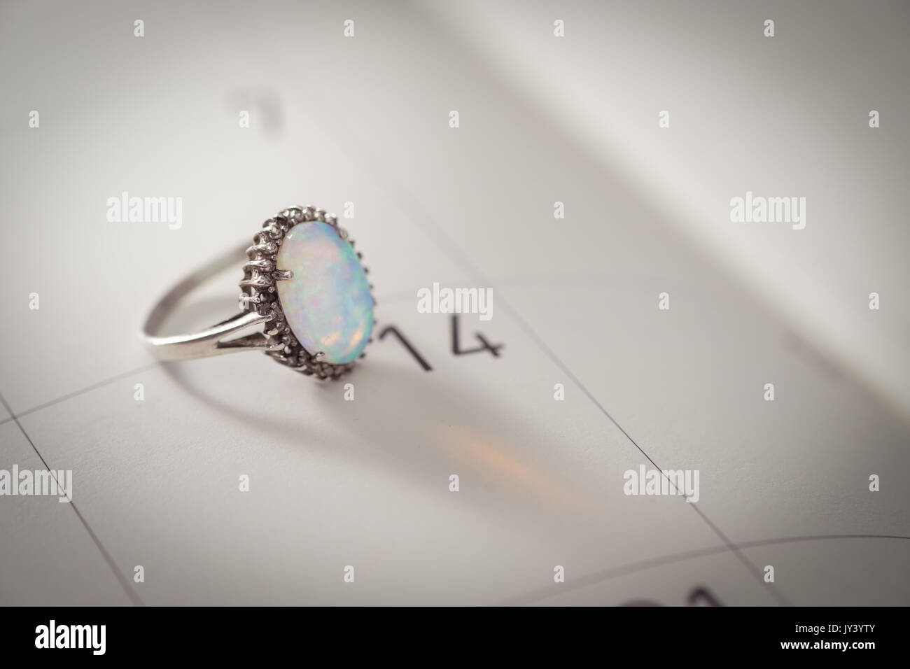 Kalender Seite mit dem Opal Ring am 14. Februar von Saint Valentines Tag, AF-Punkt ausgewählt. Stockfoto