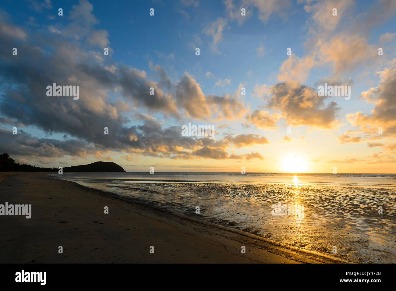 Myall Strand bei Sonnenaufgang, Cape Tribulation, Daintree National Park, Far North Queensland, FNQ, QLD, Australien Stockfoto
