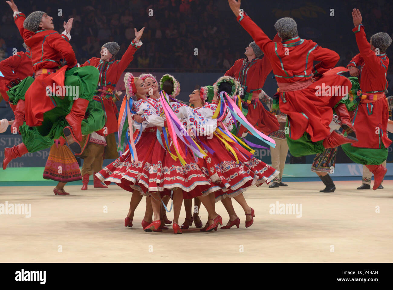 Kiew, Ukraine - 1. SEPTEMBER: Tänzer in Trachten führt während der Abschlussveranstaltung der 32. Rhythmische Gymnastik Weltmeisterschaften in Kiew Stockfoto