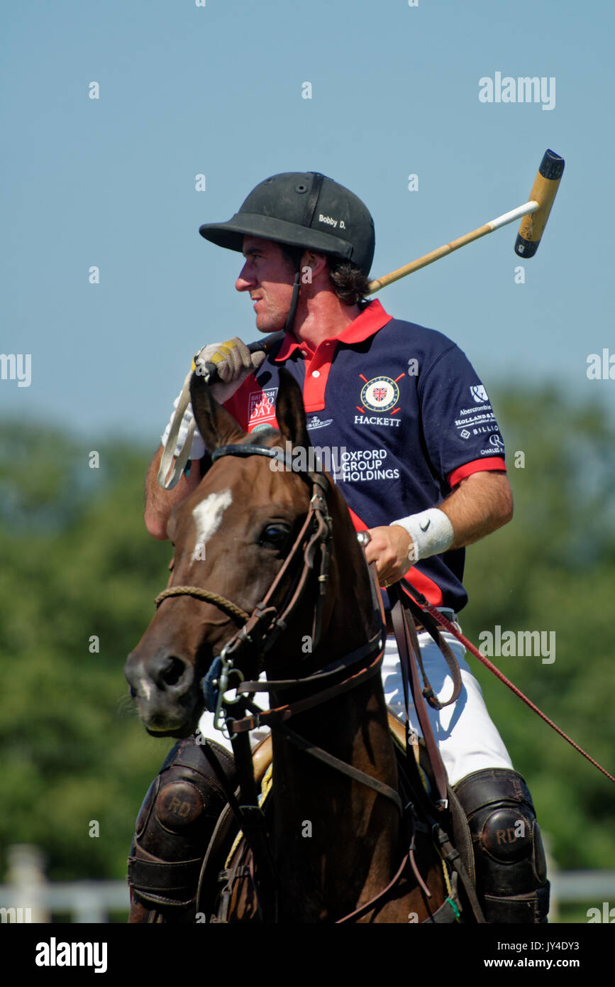 Tseleevo, Moskau, Russland - 26. Juli 2014: Unbekannter Spieler der britischen Schulen mit Hammer im Match gegen Moskau Polo Club bei der B Stockfoto