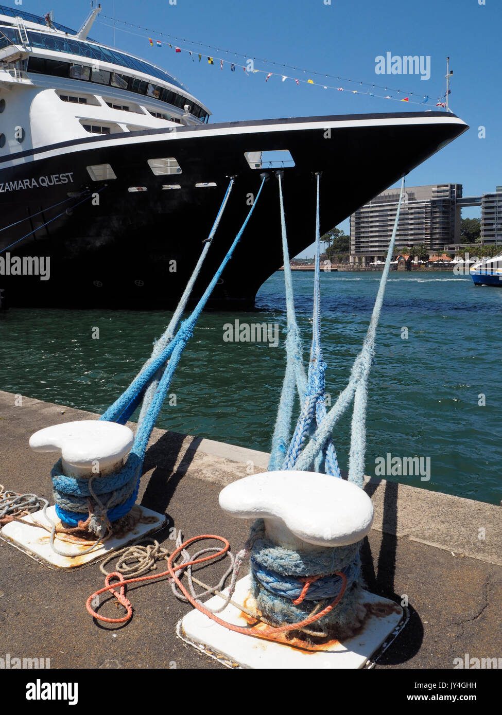 Ein kreuzfahrtschiff vor Anker im Hafen von Sydney, Australien Stockfoto