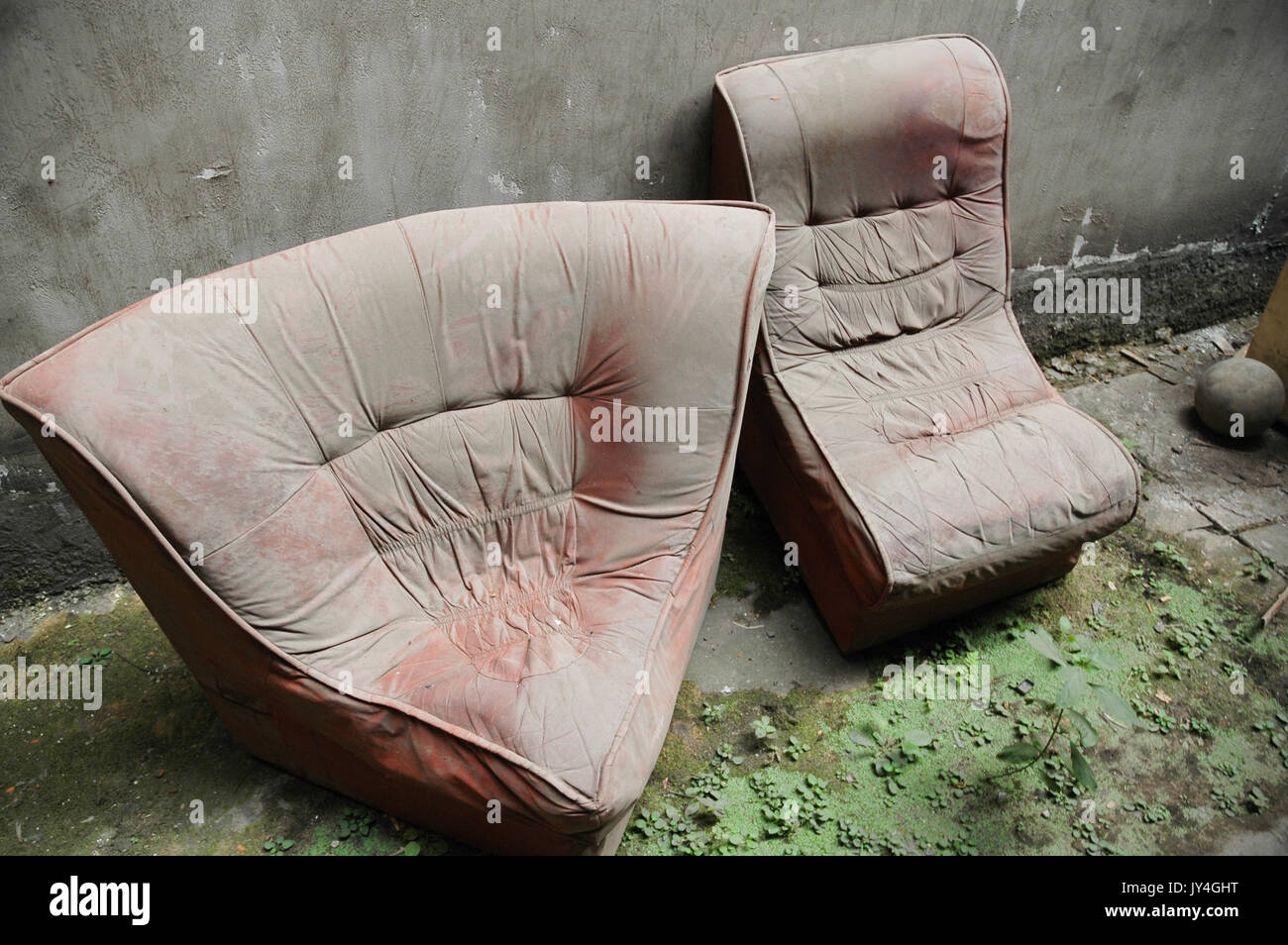 Zwei alte verstaubte Leder Stühle warten, aus einer Gasse in Chongqing, China entfernt werden. Stockfoto