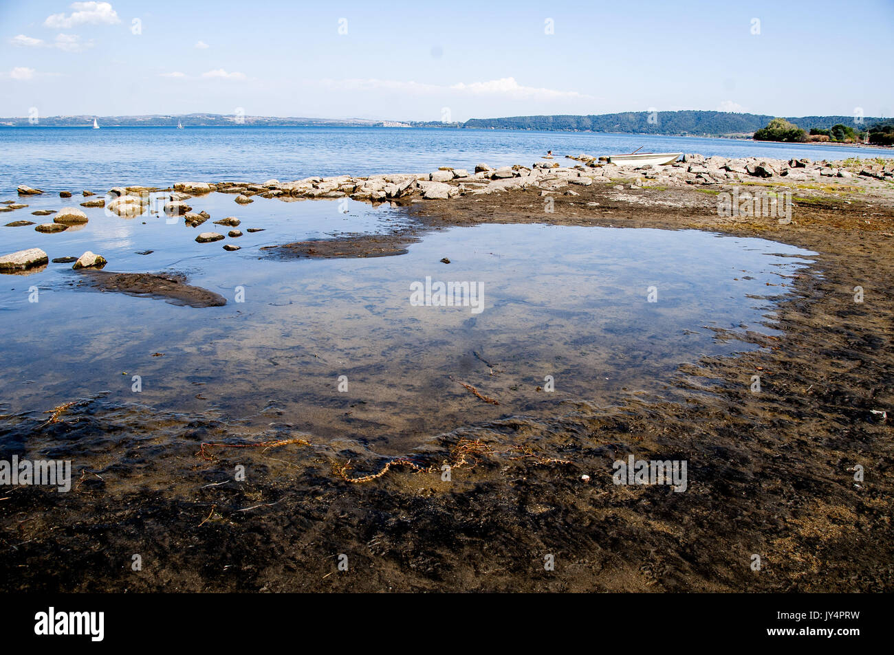 Rom, Italien. 17 Aug, 2017. Der See von Bracciano (Rom), ein See vulkanischen Ursprungs und Wasser finden der Hauptstadt, im Norden der Stadt von Rom, ist die Trocknung (es 1,4 Meter unterhalb der Schwelle fiel) aufgrund der Dürre und den Fang von Wasser für hydroponable Verwendung von Acea Ato 2 Spa - von der städtischen Acea (Kommunale Energie und Umwelt Unternehmen) - Kontrollierte nach Rom Kapital Kredit: Patrizia Cortellessa/Pacific Press/Alamy Leben Nachrichten dienen. Stockfoto