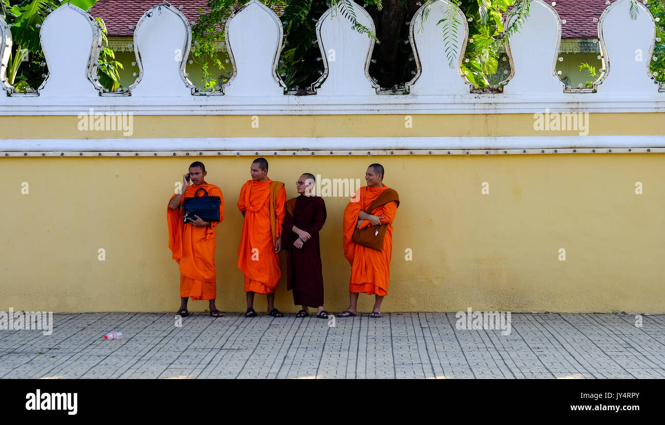 Kambodschanischen Mönche vor dem Royal Palace, Phnom Penh, Kambodscha Stockfoto