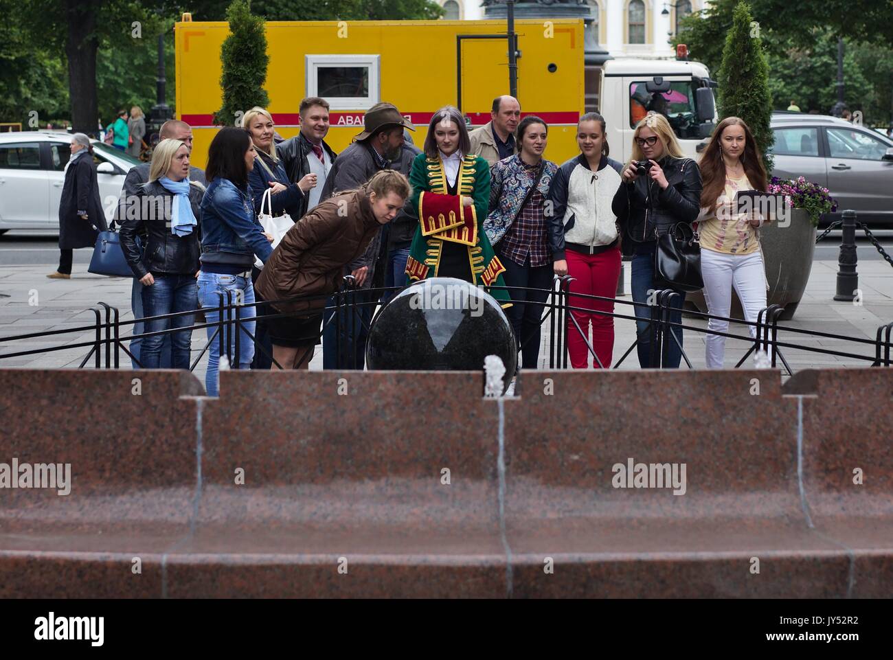 Menschen bei Ball Brunnen suchen Stockfoto