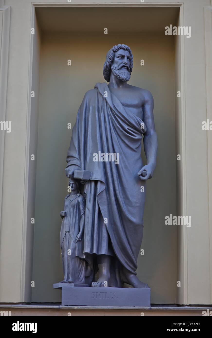 Statue des Smilis (Σμῖλις), legendäre antike griechische Bildhauer mit kleinen weiblichen sculputure neben ihm Stockfoto