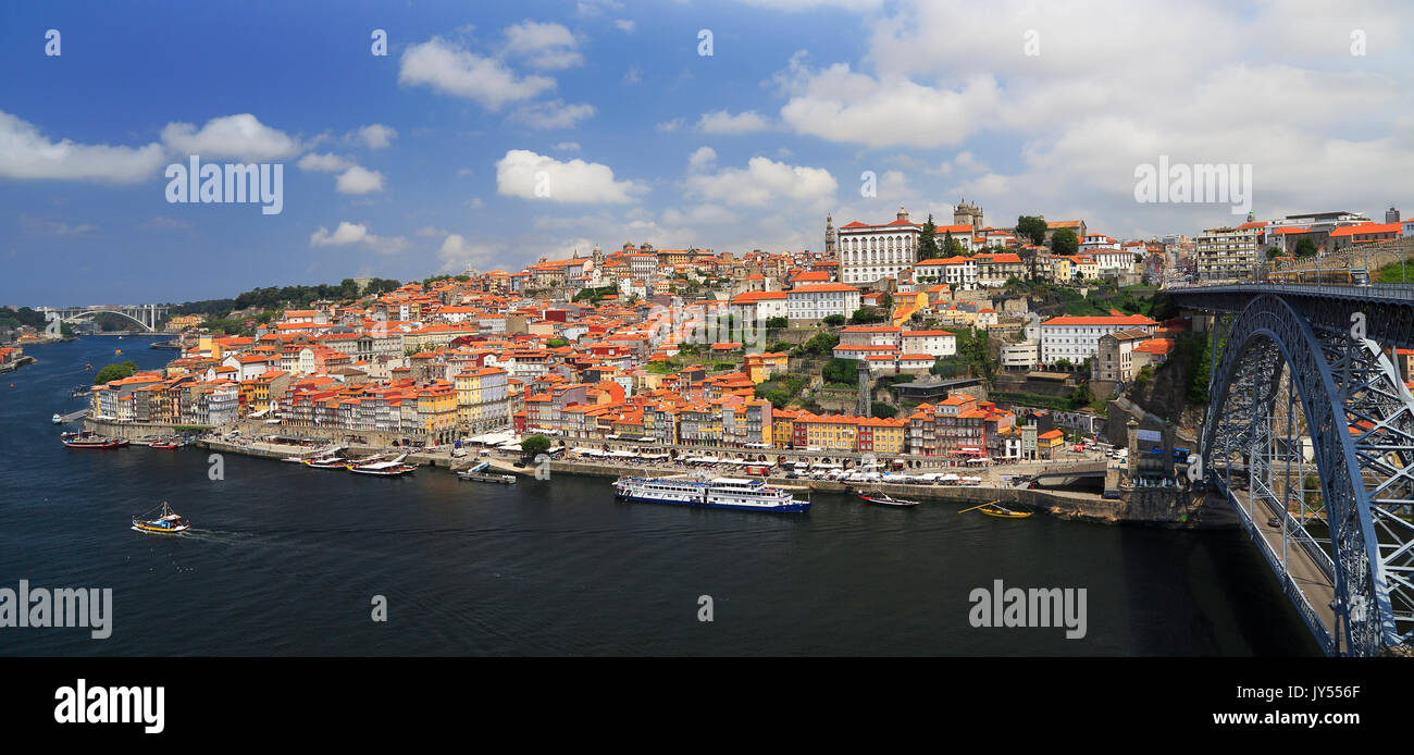Douro mit der Stadt Porto Skyline und der Alten Brücke D.Luis. Stockfoto