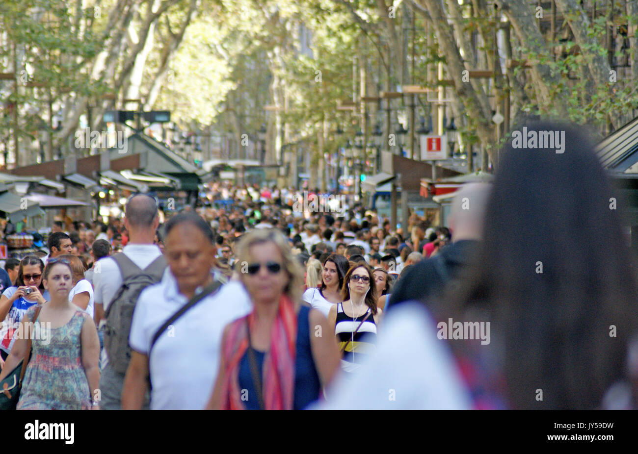 Fußgänger laufen im August 2014 entlang der sehr überfüllten Las Ramblas in Barcelona, Spanien, und betonen die negativen Auswirkungen des Tourismus. Stockfoto