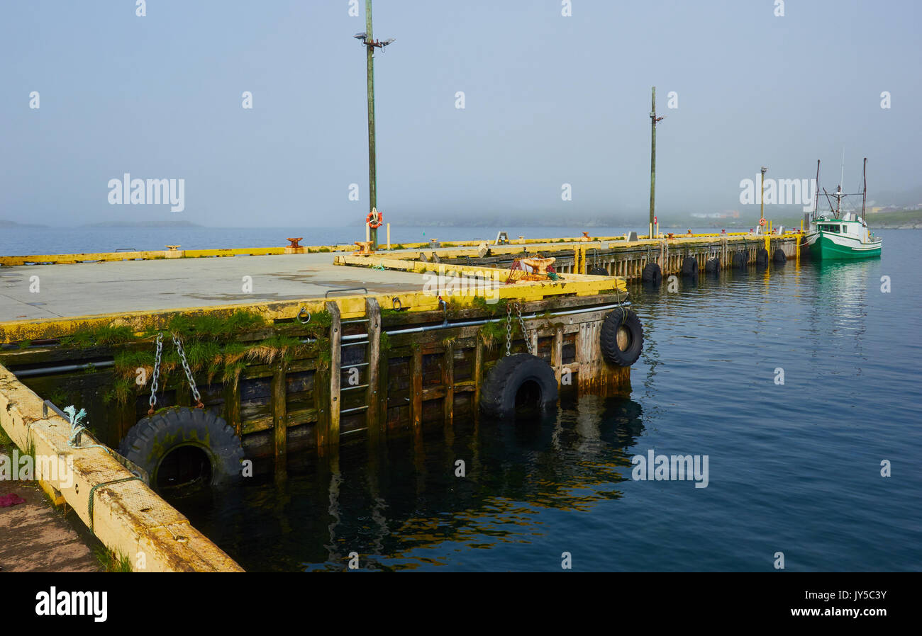 Fischtrawler vom Pier in St.Lunaire-Griquet an der nördlichen Spitze des Großen nördlichen Halbinsel, Neufundland, Kanada günstig Stockfoto