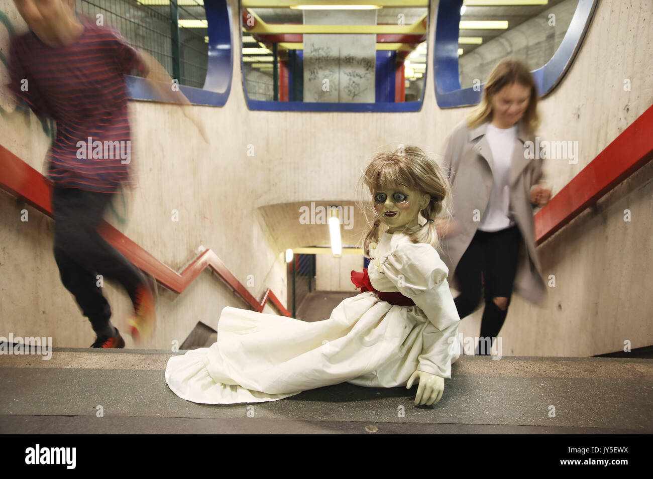 Die Puppe aus dem Film 'Annabelle: Schöpfung' bei einem Fotoshooting im U-Bahnhof Rathaus Steglitz am 17. August 2017 in Berlin, Deutschland. | Verwendung weltweit Stockfoto