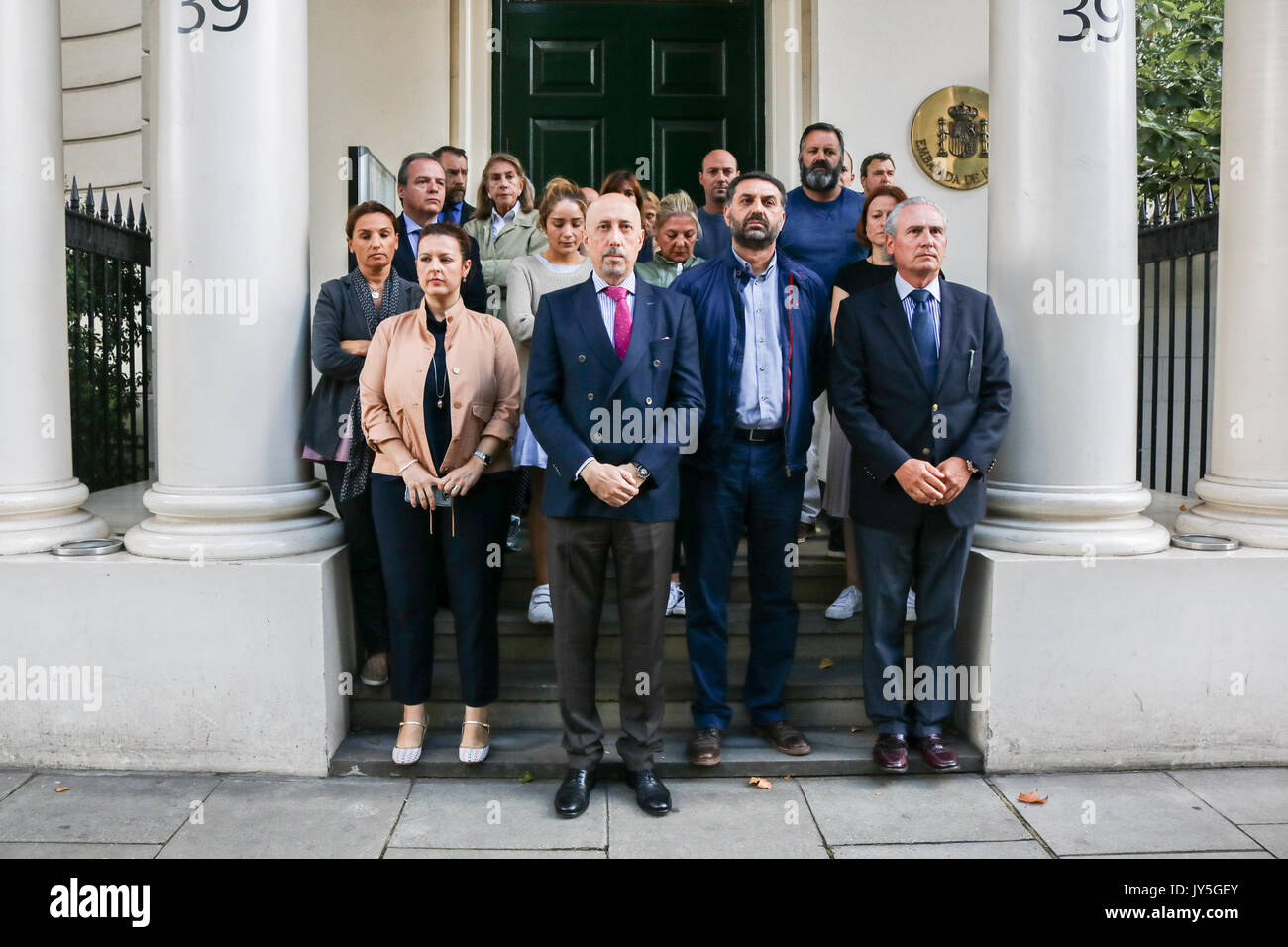 London, Großbritannien. 18. August 2017. Spanische Botschaft Personal unter der Leitung von Jose Maria Fernandez Lopez de Turiso (Stellvertretender Leiter der Mission) eine Schweigeminute gehalten außerhalb der Spanischen Botschaft in London für die Opfer der Terroranschläge von Barcelona Credit: Amer ghazzal/Alamy leben Nachrichten Stockfoto