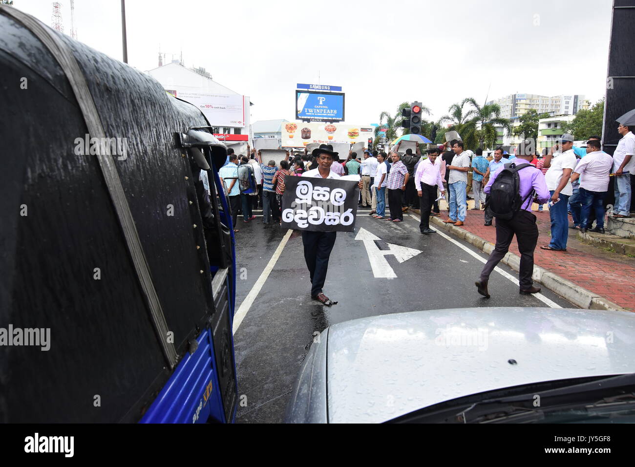Aktivisten der Opposition treu der ehemalige Präsident Mahinda Rajapakse protestieren gegen ausländische Unternehmen einzubeziehen, Verlust zu verwalten, die staatliche Unternehmen in der Hauptstadt Colombo am 18. August 2017. Die Rallye wurde organisiert mit dem zweiten Jahrestag der Regierung von Maithripala Sirisena übereinzustimmen. Stockfoto