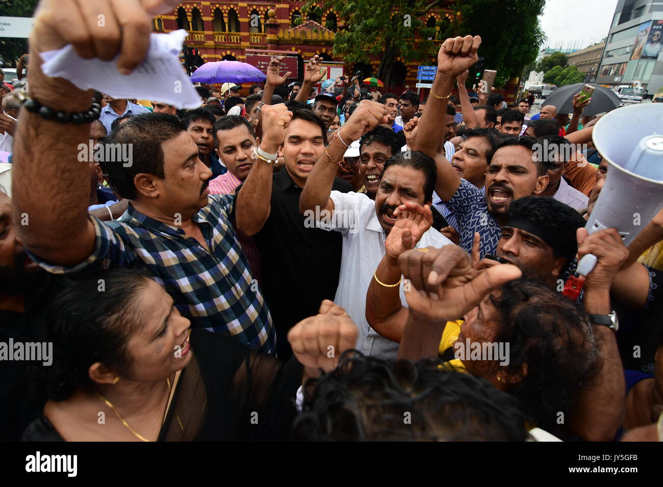 Aktivisten der Opposition treu der ehemalige Präsident Mahinda Rajapakse protestieren gegen ausländische Unternehmen einzubeziehen, Verlust zu verwalten, die staatliche Unternehmen in der Hauptstadt Colombo am 18. August 2017. Die Rallye wurde organisiert mit dem zweiten Jahrestag der Regierung von Maithripala Sirisena übereinzustimmen. Stockfoto
