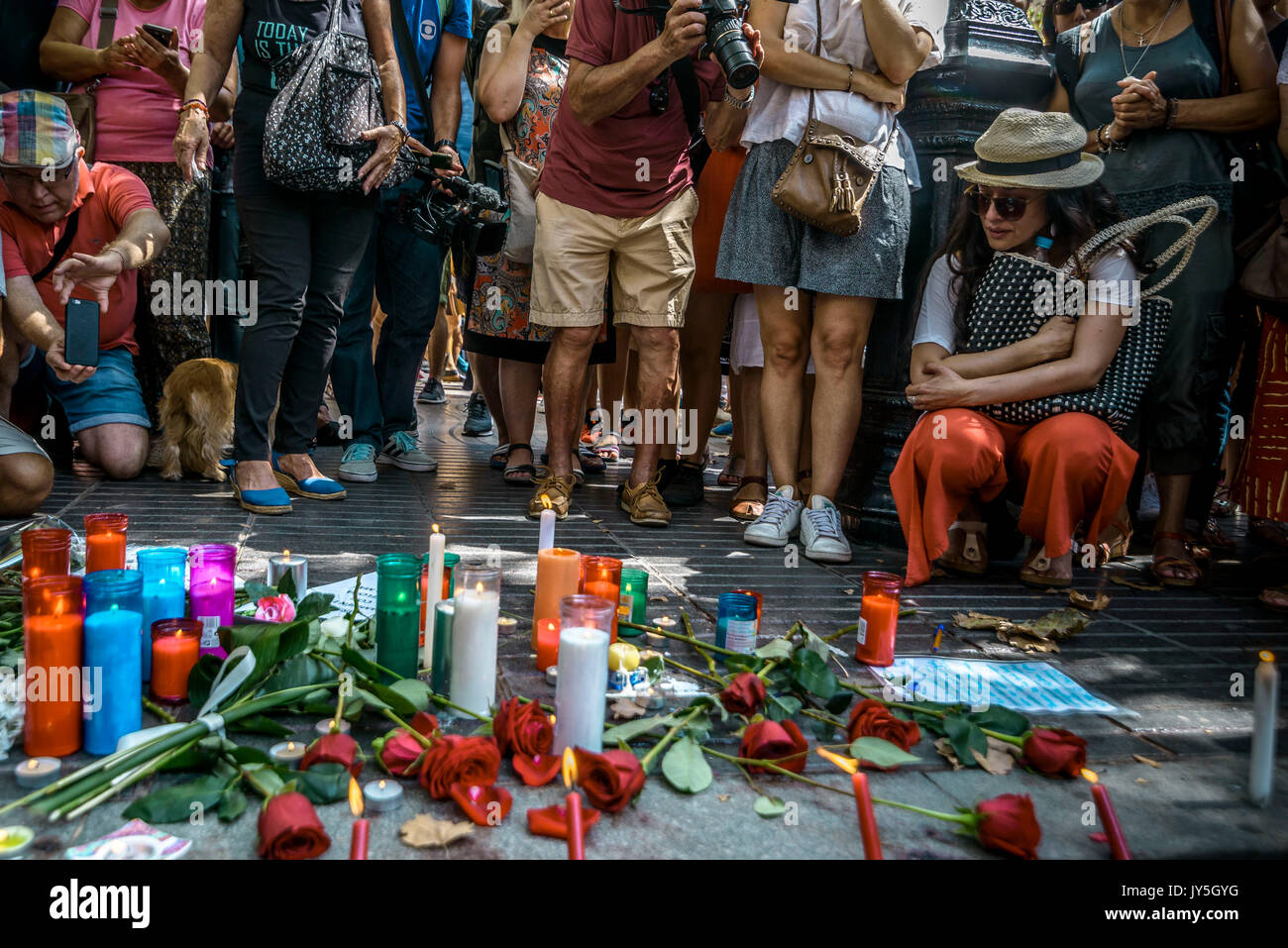 Barcelona, Spanien. 18 Aug, 2017. Trauernde versammeln sich eine Provisorische Gedenkstätte in Las Ramblas, wo ein Van eine 550 Meter lange dschihadistischen Terror Reise lief. 13 Tote und fast 80 Verletzte, 15 ernst, als der van Riss durch die Menge der Credit: Matthias Oesterle/Alamy leben Nachrichten Stockfoto