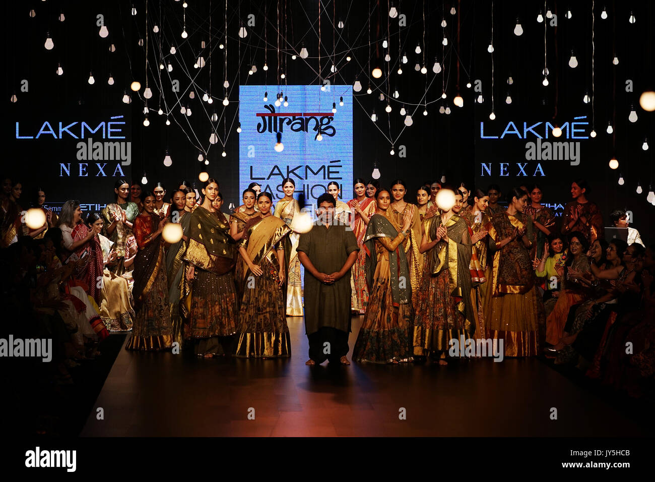 Mumbai, Indien. 18 Aug, 2017. Modelle gehen Sie die Rampe für Designer Gaurang während lakme Fashion Week Winter Kollektion 2017 im St. Regis Hotel, Lower Parel in Mumbai am 18 augest 2017. Credit: prodip Guha/Alamy leben Nachrichten Stockfoto