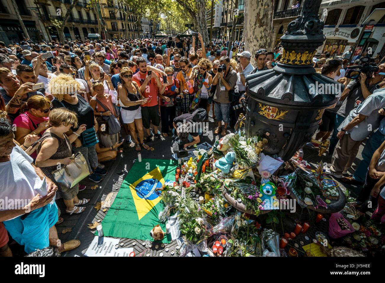 Barcelona, Spanien. 18 Aug, 2017. Die Menschen sammeln sich um provisorische Denkmal am Canaletas Brunnen in Las Ramblas, wo ein Van durch die Massen während eines 550 Meter langen Dschihadistischen terror Reise gepflügt. 13 Tote und fast 80 Verletzte, 15 ernst, als der van Riss durch die Menge der Credit: Matthias Oesterle/Alamy leben Nachrichten Stockfoto