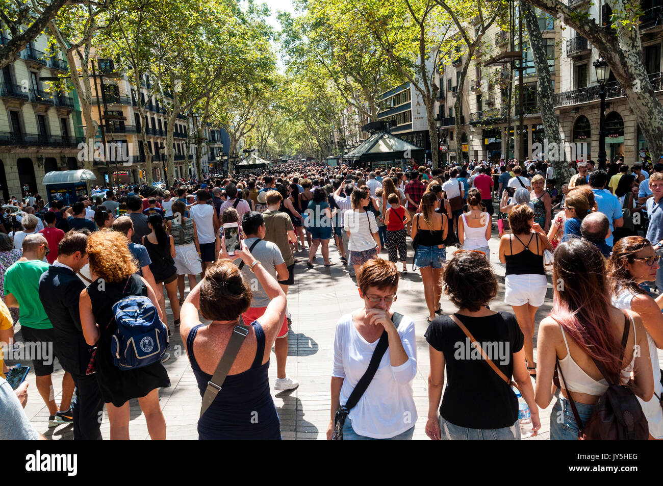 Barcelona, ​​Spain. August 18, 2017. Tausende von Menschen auf der Las Ramblas auf dem Weg zu dem Punkt, an dem die van gestoppt wurde, die der Angriff am 17. August 2017 verpflichtet, der Pla de La Boqueria in Las Ramlas de Barcelona, ​​In vor dem Lyceum. Credit: Cisco Pelay/Alamy leben Nachrichten Stockfoto