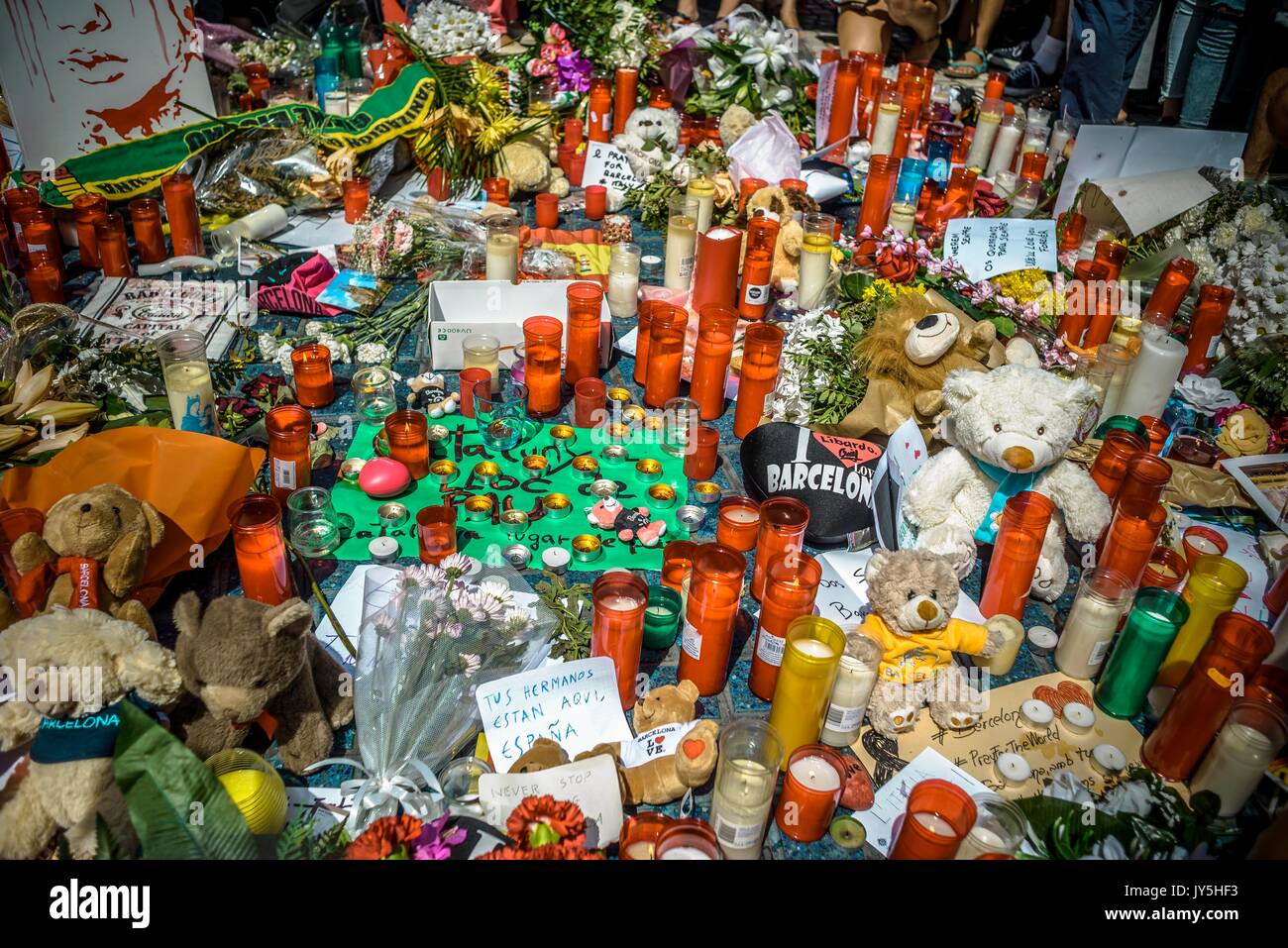 Barcelona, Spanien. 18 Aug, 2017. Ein provisorisches Denkmal auf der Oberseite des Joan Míro Mosaik in Las Ramblas, der Website, wo ein Wagen zum Stillstand nach einem 550 Meter langen Dschihadistischen terror Reise kam. 13 Tote und fast 80 Verletzte, 15 ernst, als der van Riss durch die Menge der Credit: Matthias Oesterle/Alamy leben Nachrichten Stockfoto