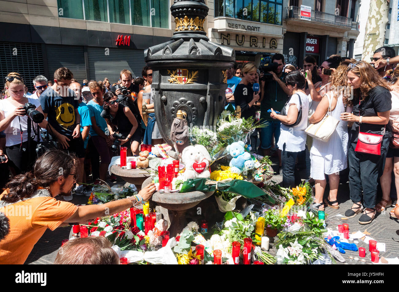 Barcelona, ​​Spain. August 18, 2017. Tausende von Menschen auf der Las Ramblas auf dem Weg zu dem Punkt, an dem die van gestoppt wurde, die der Angriff am 17. August 2017 verpflichtet, der Pla de La Boqueria in Las Ramlas de Barcelona, ​​In vor dem Lyceum. Credit: Cisco Pelay/Alamy leben Nachrichten Stockfoto