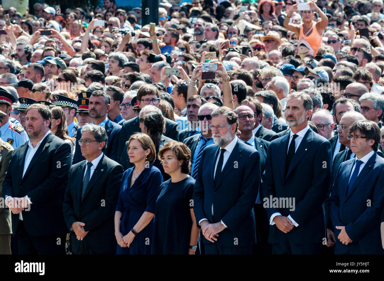 Barcelona, ​​Spain. Bis 18. August 2017. (Von links nach rechts) der Vizepräsident der Generalitat Oriol Junqueras, der Zivilgouverneur von Katalonien Enric Millo, der Präsident des Parlaments von Katalonien Carme Forcadell, die spanische stellvertretende Premierministerin Soraya Saenz de Santamaría; Premierminister Mariano Rajoy; König Felipe VI von Spanien; Regionalpräsident von Katalonien, Carles Puigdemont; Der Bürgermeister von Barcelona, ​​Ada Colau, machte eine Schweigeminute auf der Plaza de Catalunya, um den Opfern des Terroranschlags in Barcelona und Cambrils zu huldigen. Quelle: Cisco Pelay / Alamy Live News Stockfoto