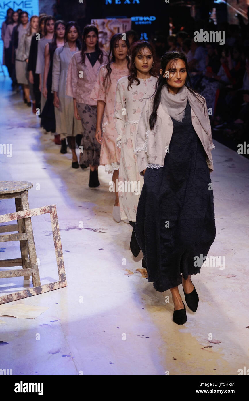 Mumbai, Indien. 18 Aug, 2017. Modelle gehen Sie die Rampe für Designer EKA während lakme Fashion Week Winter Kollektion 2017 im St. Regis Hotel, Lower Parel in Mumbai am 18 augest 2017. Credit: prodip Guha/Alamy leben Nachrichten Stockfoto