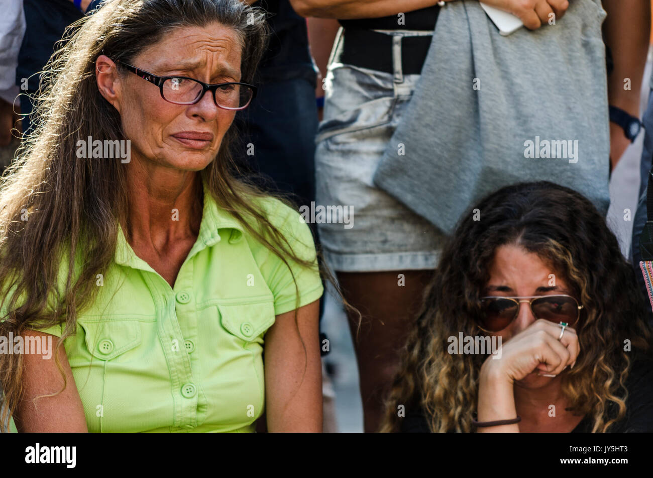 Barcelona, Spanien. 18 Aug, 2017. Zwei Frauen weinen für die Opfer des Angriffs während der gebetswache. Hunderte von Menschen, die an der Vigil und einer Schweigeminute für die Opfer des Terroranschlags in Barcelona, die 13 Todesfälle verursacht. 18. August, Barcelona Spanien. Credit: SOPA Images Limited/Alamy leben Nachrichten Stockfoto