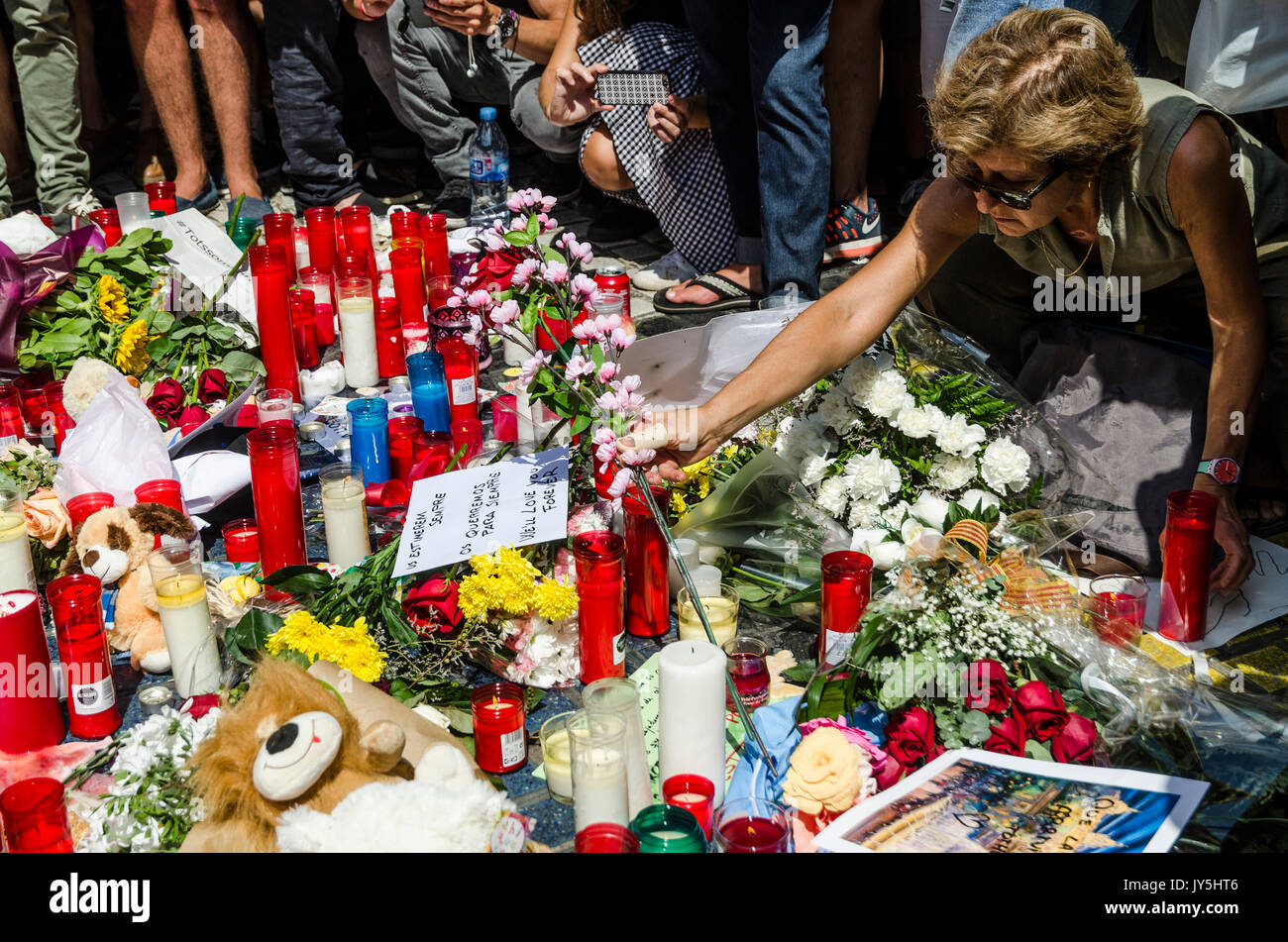 Barcelona, Spanien. 18 Aug, 2017. Eine Frau erinnert an die Opfer des Angriffs. Hunderte von Menschen, die an der Vigil und einer Schweigeminute für die Opfer des Terroranschlags in Barcelona, die 13 Todesfälle verursacht. 18. August, Barcelona Spanien. Credit: SOPA Images Limited/Alamy leben Nachrichten Stockfoto