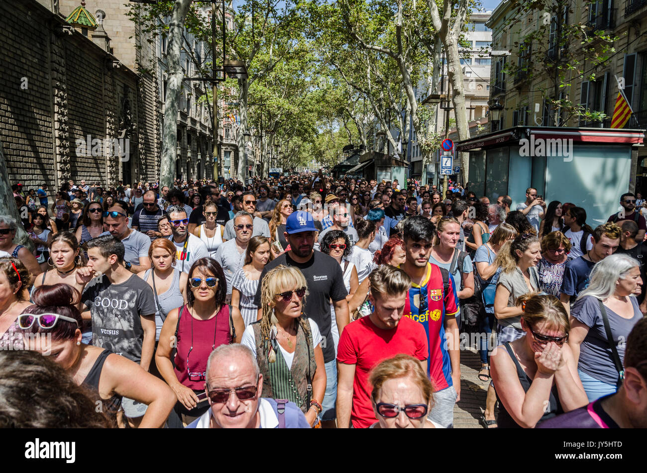Barcelona, Spanien. 18 Aug, 2017. Hunderte von Menschen, die an der Vigil und einer Schweigeminute für die Opfer des Terroranschlags in Barcelona, die 13 Todesfälle verursacht. 18. August, Barcelona Spanien. Credit: SOPA Images Limited/Alamy leben Nachrichten Stockfoto
