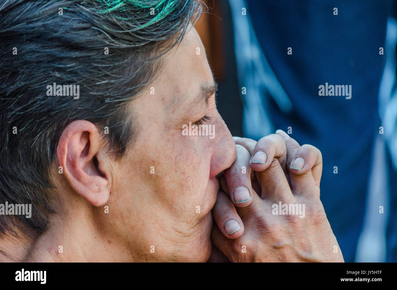 Barcelona, Spanien. 18 Aug, 2017. Eine Frau gesehen, einer Hommage an die Opfer. Hunderte von Menschen, die an der Vigil und einer Schweigeminute für die Opfer des Terroranschlags in Barcelona, die 13 Todesfälle verursacht. 18. August, Barcelona Spanien. Credit: SOPA Images Limited/Alamy leben Nachrichten Stockfoto