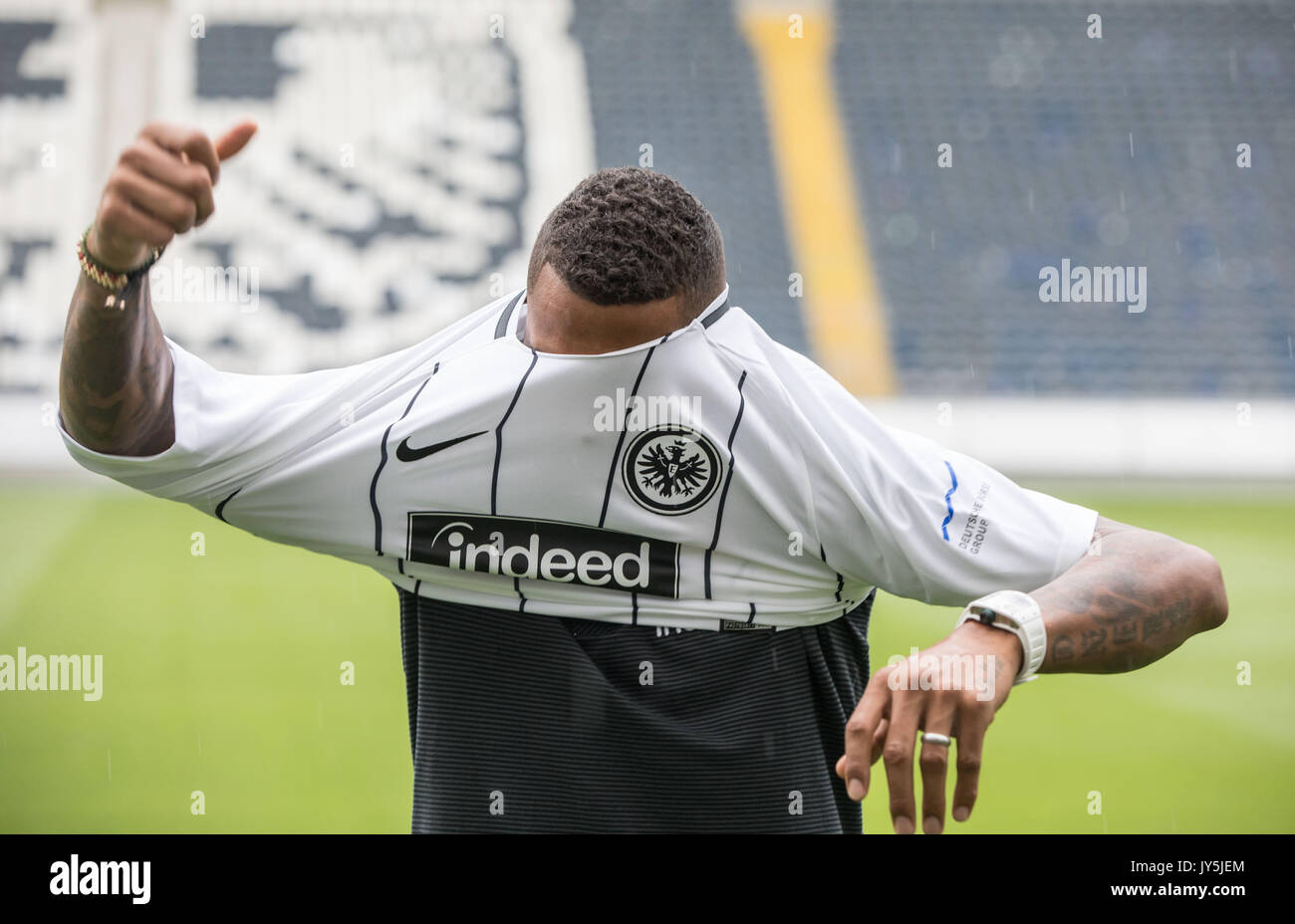 Der fußballspieler Kevin-Prince Boateng steht in der Commerzbank-Arena,  während er auf seine neuen Fußball-Shirt nach einer Pressekonferenz der  Bundesliga Fußball-Club Eintracht Frankfurt, wo er vorgestellt wurde als  neuer Spieler in Frankfurt ...