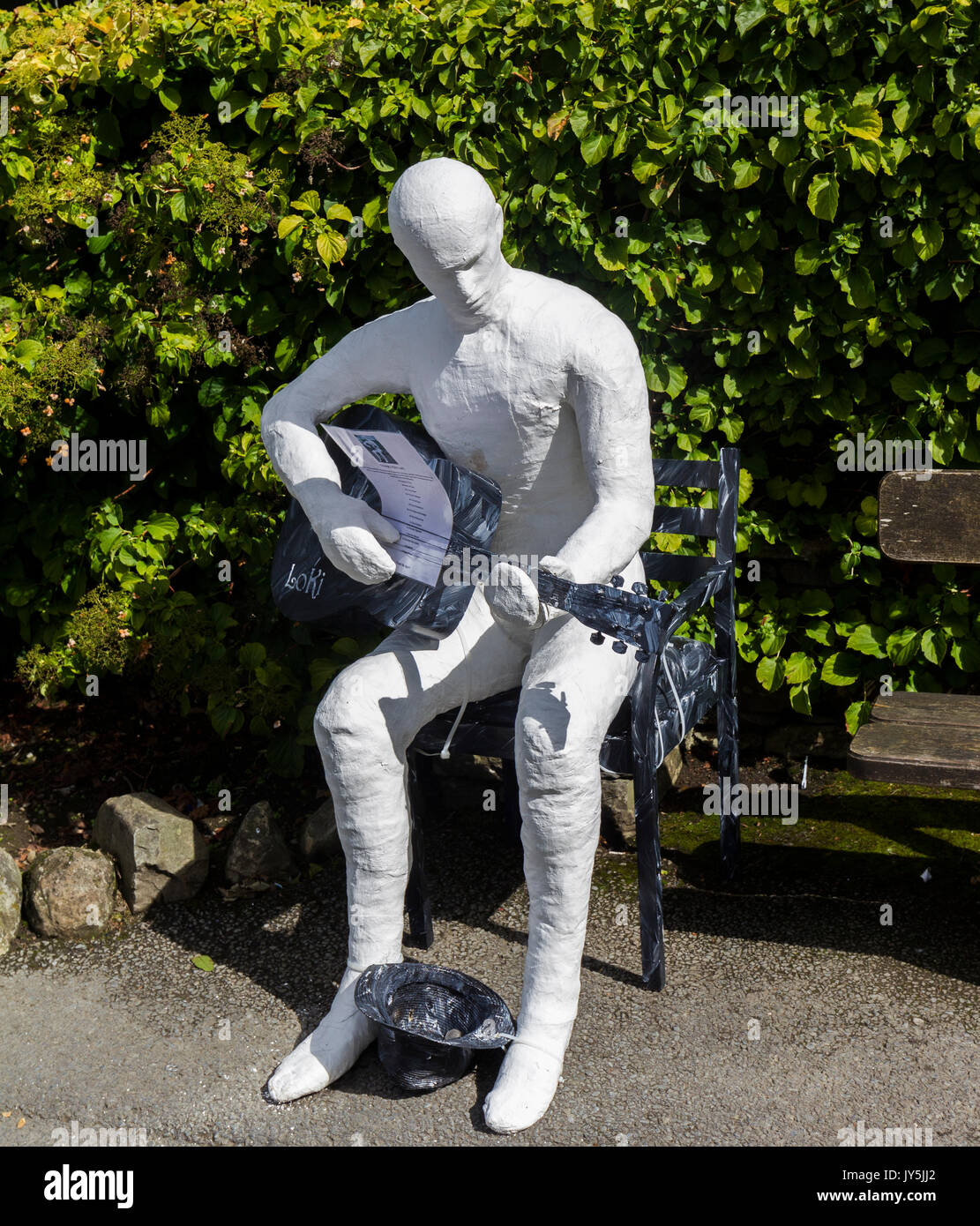Cumbria, Großbritannien. 18 Aug, 2017. Lake Windermere im Lake District, Cumbria. Bowness Bay Front. Statue von mysteriösen Artist Loki? "Ulverston Banksys' Geld für die lokale "food bank". Statuen haben sich rund um den Bereich poped, darunter St. Martins Kirche, Bowness. Credit: Gordon Shoosmith/Alamy Live News Credit: Gordon Shoosmith/Alamy leben Nachrichten Stockfoto