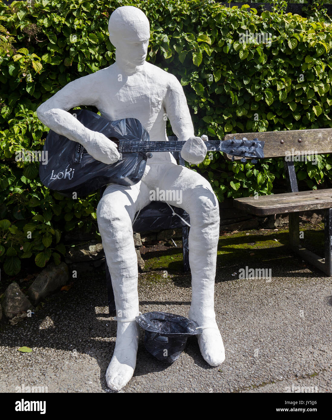Cumbria, Großbritannien. 18 Aug, 2017. Lake Windermere im Lake District, Cumbria. Bowness Bay Front. Statue von mysteriösen Artist Loki? "Ulverston Banksys' Geld für die lokale "food bank". Statuen haben sich rund um den Bereich poped, darunter St. Martins Kirche, Bowness. Credit: Gordon Shoosmith/Alamy Live News Credit: Gordon Shoosmith/Alamy leben Nachrichten Stockfoto