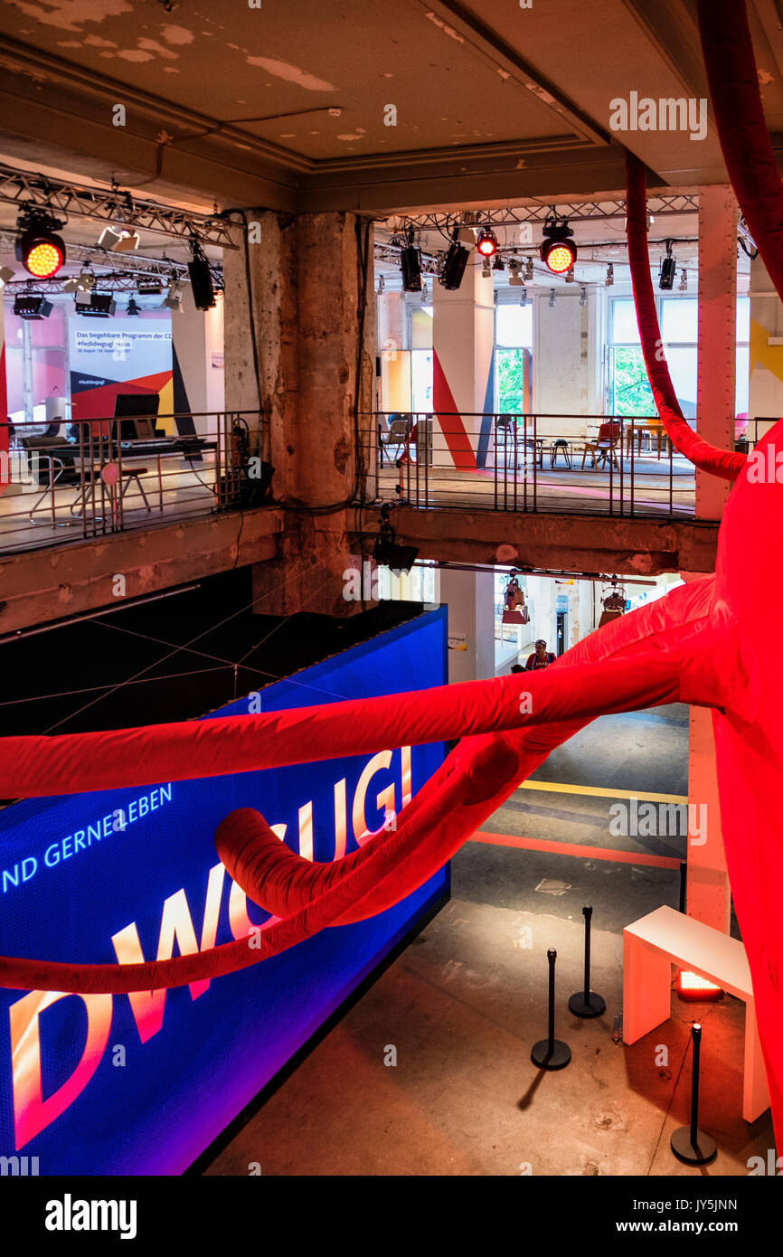 Berlin, Mitte. 18. August 2017. Angela Merkel, die deutsche Kanzlerin eröffnete die Ausstellung demonstriert die Eigenpunkte der CDU Manifest am historischen Alten Kaufhaus Jandorf Gebäude heute (18. August - 24. September). Die konservative CDU/CSU Bündnis haben sich auf ein gemeinsames Programm mit dem Slogan "Für ein Deutschland vereinbart, in dem wir gut und gerne leben' - 'Für ein Deutschland, in dem wir gut leben und genießen". © Eden Breitz/Alamy leben Nachrichten Stockfoto