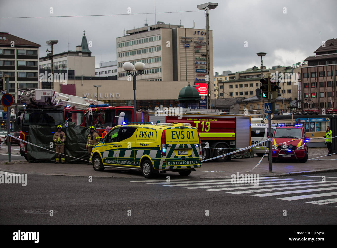 Turku, Finnland. 18. August 2017. Die rettungskräfte an der Szene der ersten Messer angriff bei Turku Marktplatz. Zwei Menschen getötet und sechs weitere in einem messerangriff in Turku Marktplatz und Puutori verwundet. Die Polizei war in der Lage, die Angreifer innerhalb von Minuten nach dem ersten Notruf von ihm Schießen auf den Oberschenkel. Credit: Jarmo Piironen/Alamy leben Nachrichten Stockfoto