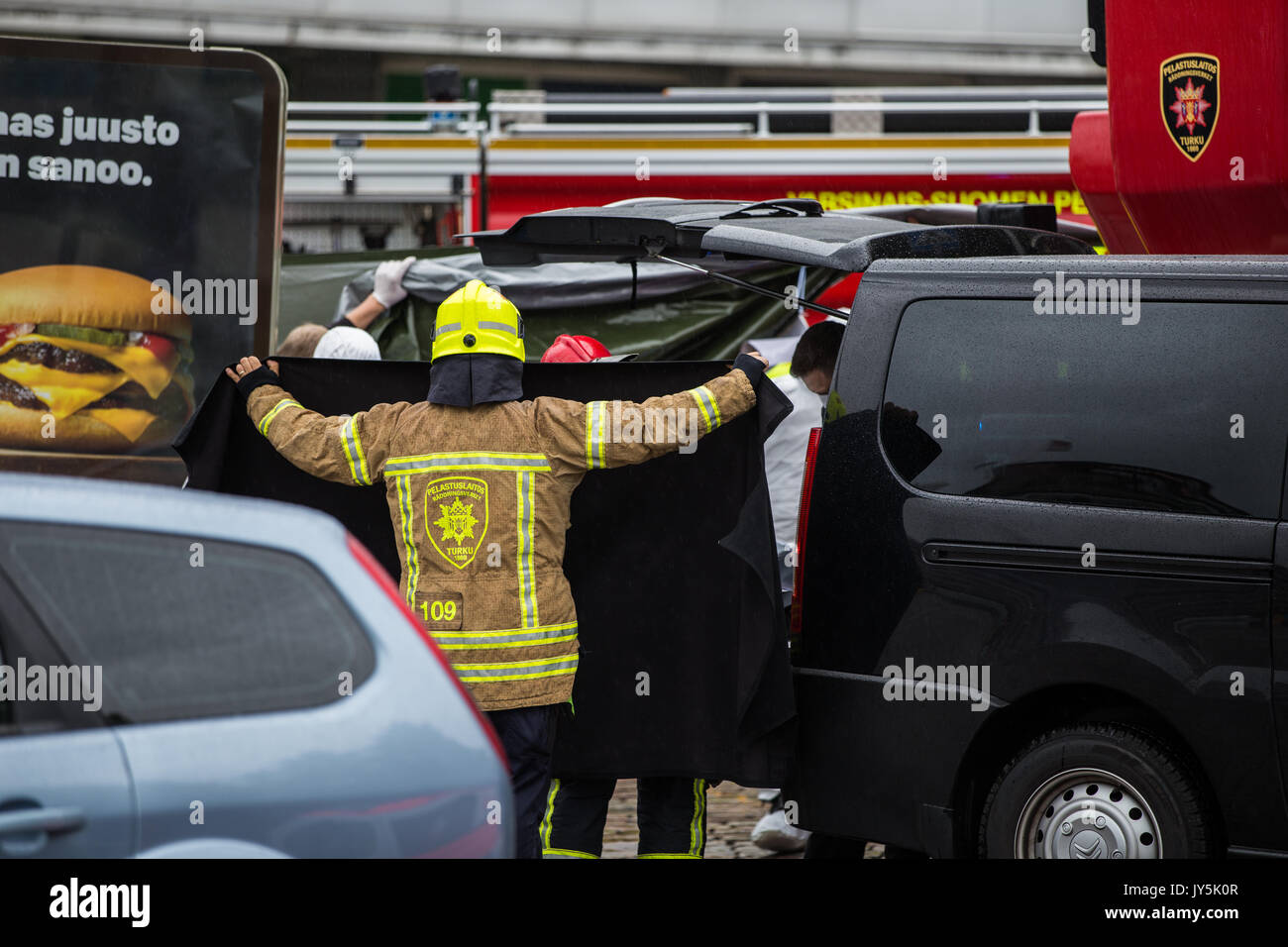 Turku, Finnland. 18. August 2017. Opfer der Messer Angriff in einer vehice in Turku Marktplatz verschoben wird. Zwei Menschen getötet und sechs weitere in einem messerangriff in Turku Marktplatz und Puutori verwundet. Die Polizei war in der Lage, die Angreifer innerhalb von Minuten nach dem ersten Notruf von ihm Schießen auf den Oberschenkel. Credit: Jarmo Piironen/Alamy leben Nachrichten Stockfoto