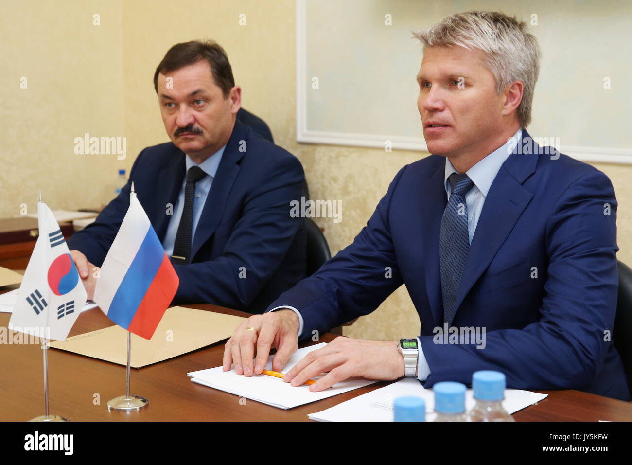 Moskau, Russland. 18 Aug, 2017. Russlands Sport Minister Pavel Kolobkov (R) bei einem Treffen mit Südkorea Botschafter in Russland Park Ro-byug. Quelle: Wladimir Gerdo/TASS/Alamy leben Nachrichten Stockfoto
