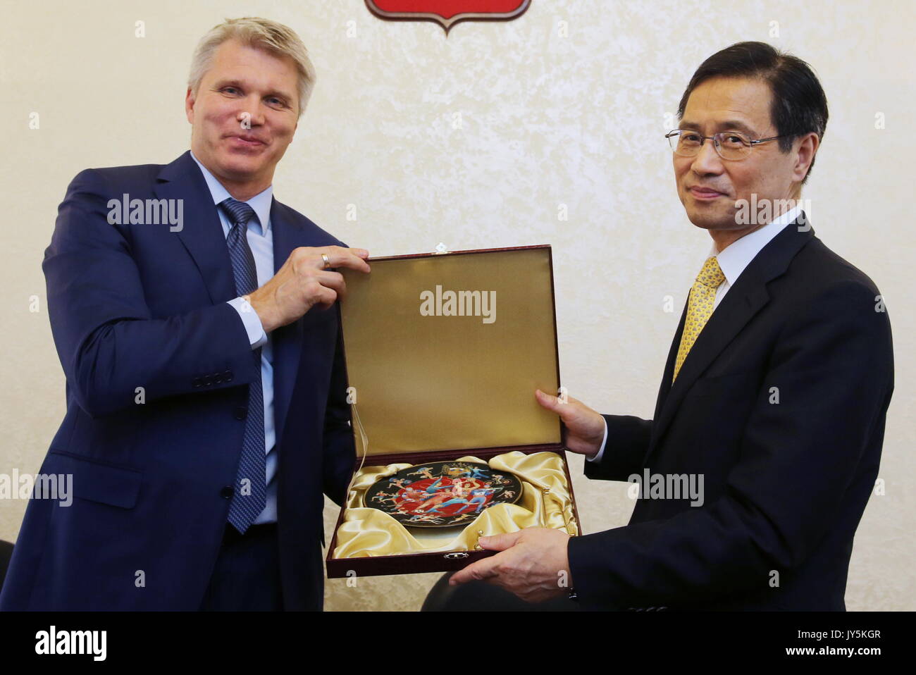 Moskau, Russland. 18 Aug, 2017. Russlands Sport Minister Pavel Kolobkov (L) trifft sich mit Südkorea Botschafter in Russland Park Ro-byug. Quelle: Wladimir Gerdo/TASS/Alamy leben Nachrichten Stockfoto