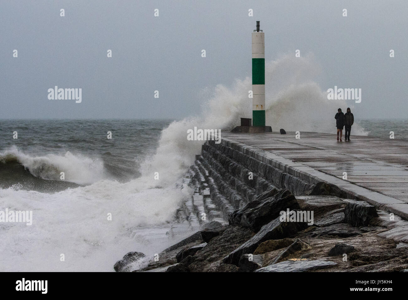 Aberystwyth Wales UK, Freitag 18 August 2017 Großbritannien Wetter: Die enttäuschenden Sommer 2017 weiterhin in seine offene Form, mit Gale force Winde und Stürme, riesige Wellen ins Meer Abwehr in Aberystwyth Wales an der Westküste von Wales. Mehr unseasonal stürmisches Wetter ist für Sonntag Prognose, wie das Heck des tropischen Sturms Gert hits Großbritannien Foto © Keith Morris/Alamy leben Nachrichten Stockfoto