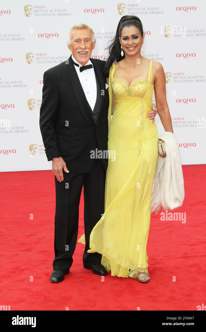 Datei PICS: Bruce Forsyth; Wilnelia Merced, Arqiva British Academy Television Awards, Royal Festival Hall London, Großbritannien, 12. Mai 2013, (Foto von Richard Goldschmidt) Credit: Rich Gold/Alamy leben Nachrichten Stockfoto