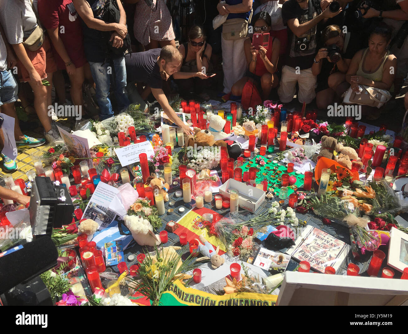 Barcelona, Spanien. 18 August, 2017. Eine Mahnwache an der Las Ramblas Straßen statt nach einer terroristischen van 13 Fußgänger getötet. Credit: Evan McCaffrey/Alamy leben Nachrichten Stockfoto