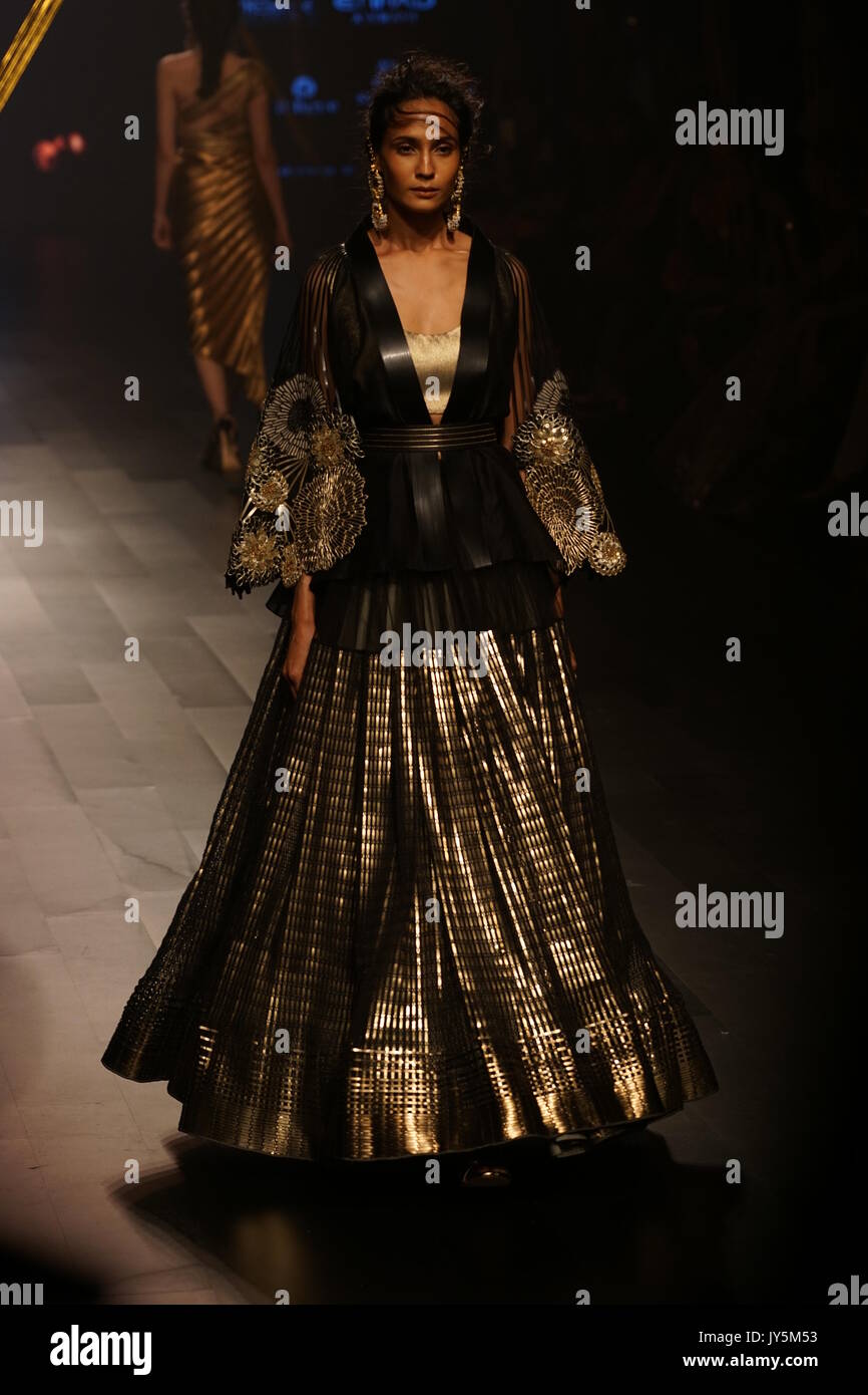 Mumbai, Indien, 18. augest 2017: Modelle gehen Sie die Rampe für Designer Amit Aggarwal während lakme Fashion Week Winter Kollektion 2017 im St. Regis Hotel, Lower Parel in Mumbai am 18 augest 2017. Foto von prodip Guha Stockfoto