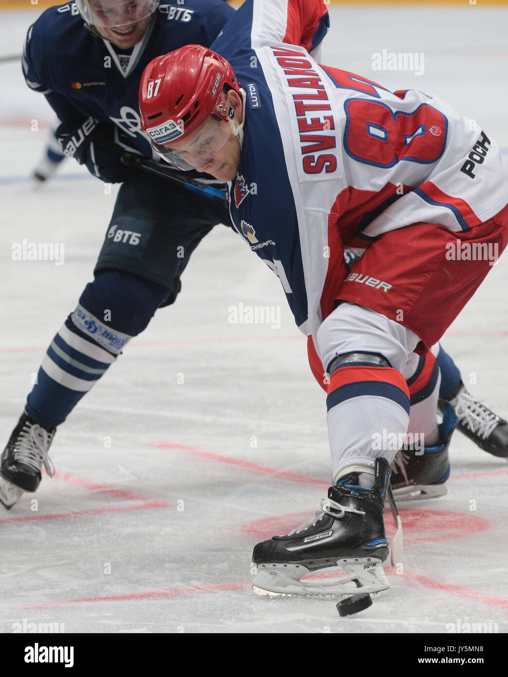 Moskau, Russland. 18 Aug, 2017. CSKA Moskau Andrei Svetlakov (vorne) in der Moskauer Bürgermeister Eishockey Cup Match gegen Dynamo Moskau von Megasport Arena. Credit: Sergei Bobylev/TASS/Alamy leben Nachrichten Stockfoto