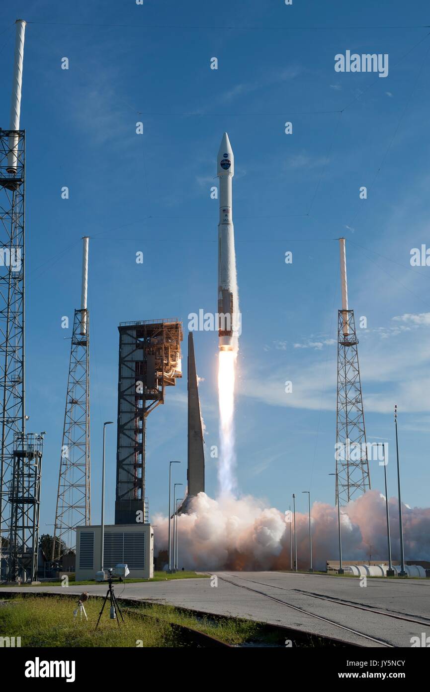 Cape Canaveral, Florida, USA. 18 August, 2017. Die United Launch Alliance Atlas V Rakete hebt ab vom Weltraum aus komplexen 41 Start in Cape Canaveral Air Force Station August 18, 2017 in Cape Canaveral, Florida. Die kommerziellen Rakete trägt die NASA-Tracking und Data Relay Satellite, TDRS-M zu umrunden. Credit: Planetpix/Alamy leben Nachrichten Stockfoto